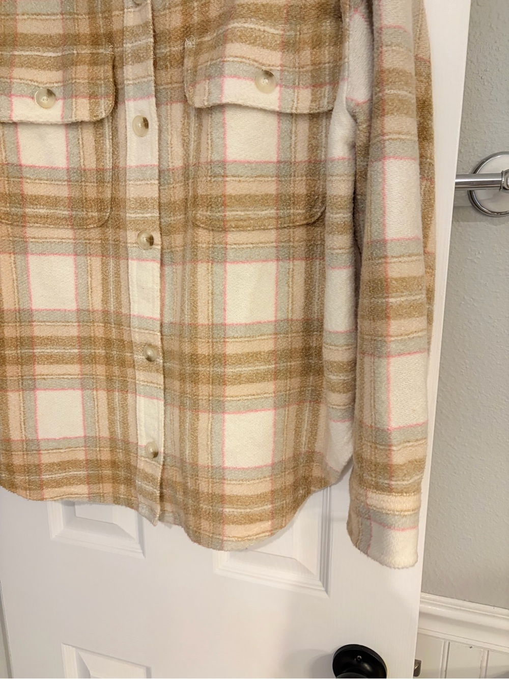 American Eagle Plaid Fleece Shacket Small Cream Tan Pink Flannel - Picture 2 of 9